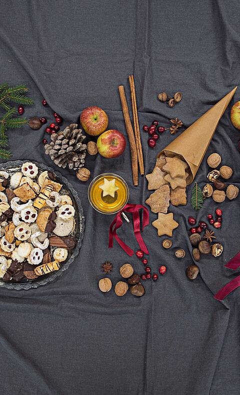 Weihnachtstisch mit Keksen