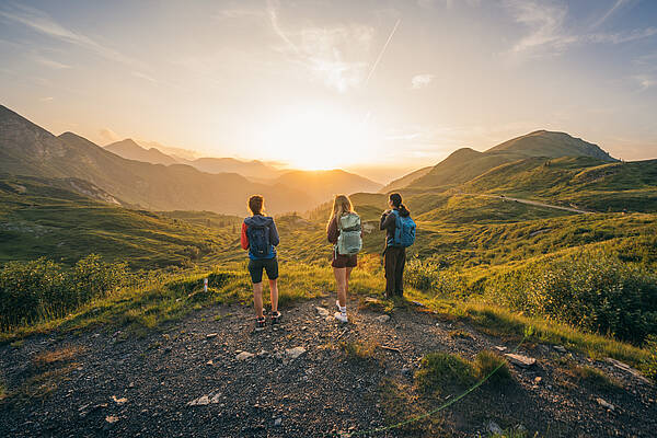 Wanderung bei Sonnenuntergang entlang der Karnischen Milchstraße