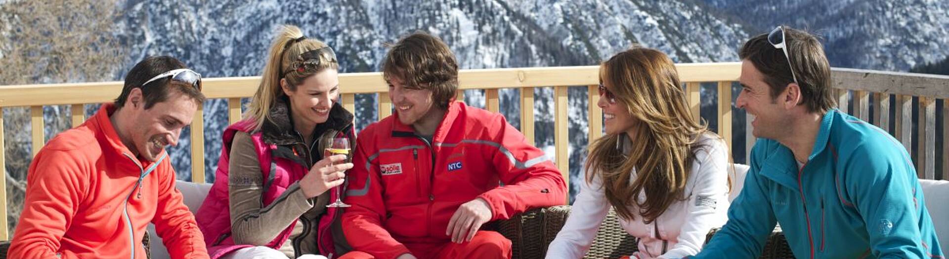 Nach dem Skifahren mit Freunden ins neue Jahr hineinfeiern. 