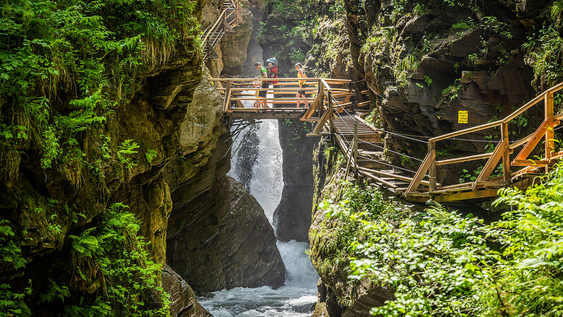 Familie in der Raggaschlucht in den Hohen Tauern bei Flattach