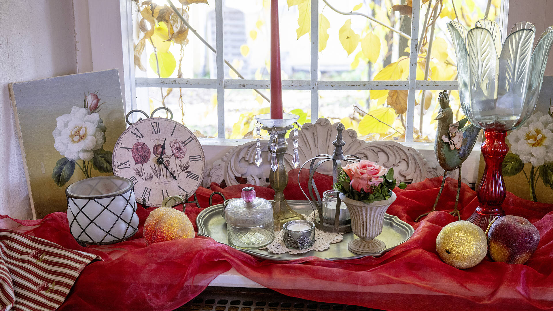 Brunnerhof mit Deko Tisch im Speisesaal