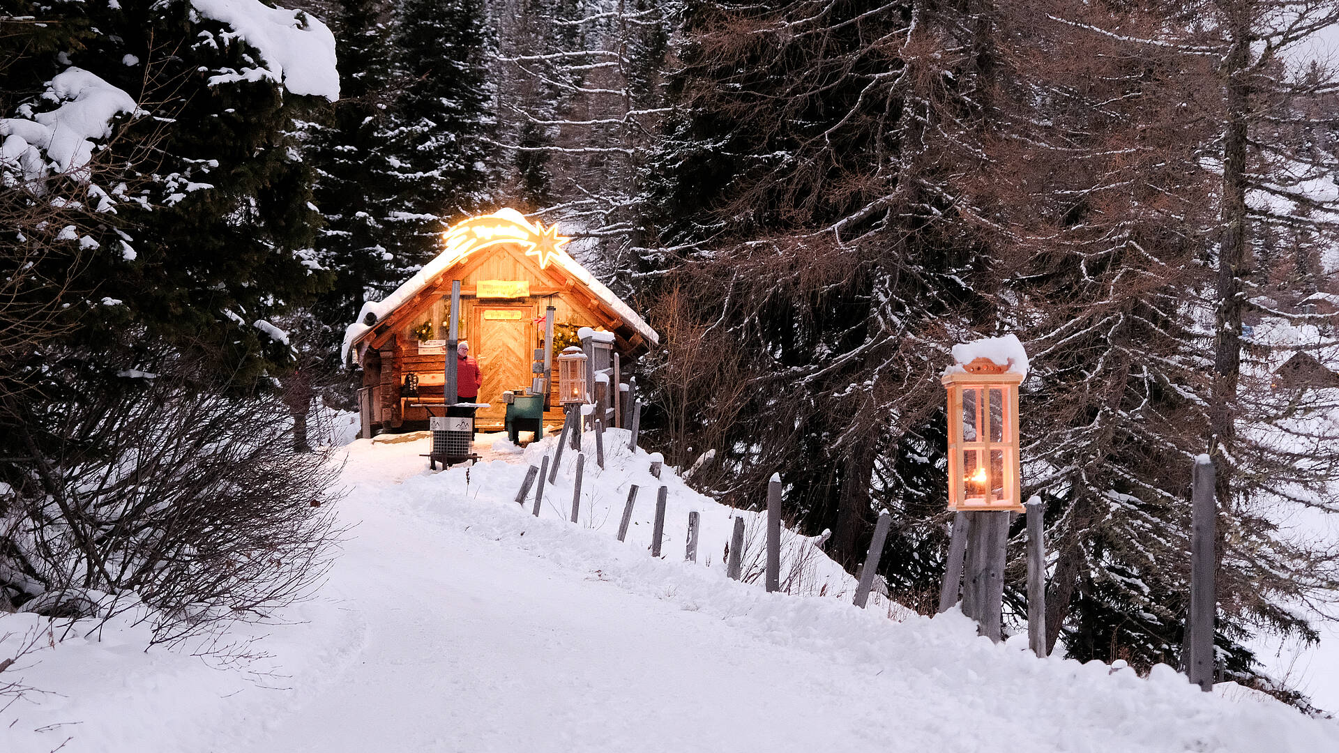 Beleuchtete Hütte am Katschberger Adventweg