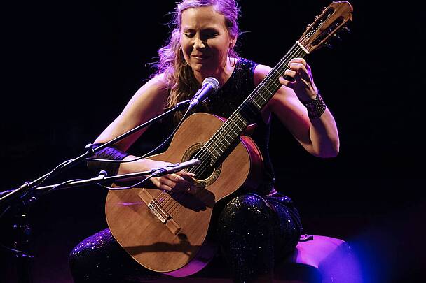 Julia Malischnig mit Gitarre beim Festival La guitarra esencial