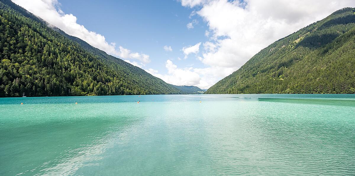 Der Weissensee im Sommer eingebettet zwischen den Bergen.
