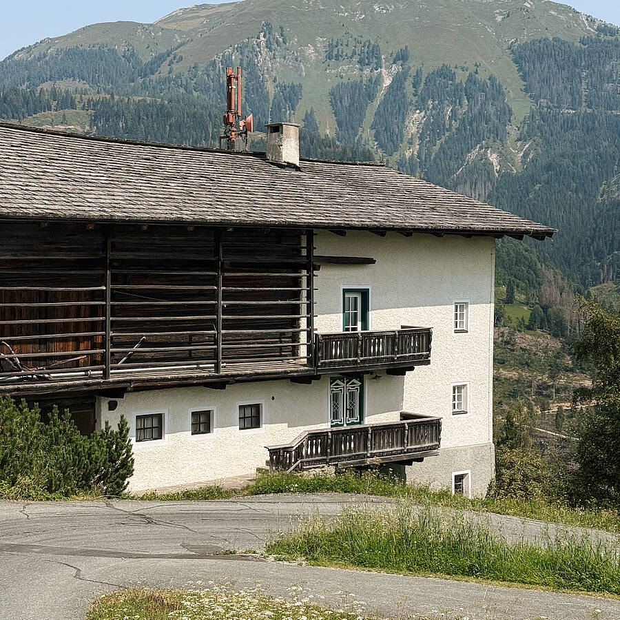 Alte Kärntner Bauernhäuser ziehen Alexandra magisch an. Für sie erzählen verwittertes Holz, kleine Details und stille Innenhöfe Geschichten
