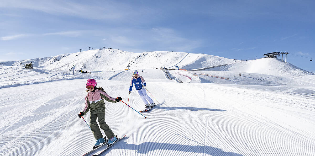 Mama mit Tochter beim Skifahren auf der Turracher Hoehe in den Nockbergen