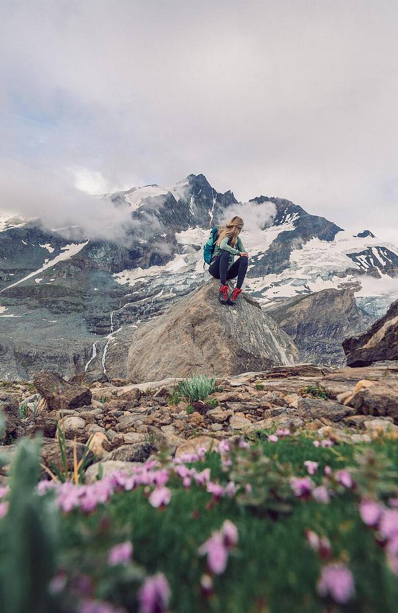 Auf dem Bild ist eine Frau zu sehen, das im Juli an einem Gletschertrekking teilnimmt.