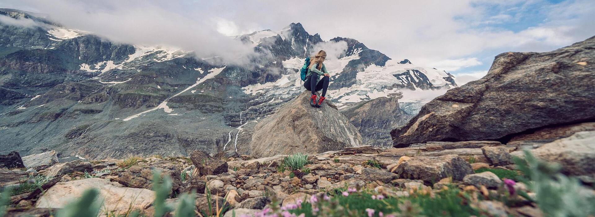 Auf dem Bild ist eine Frau zu sehen, das im Juli an einem Gletschertrekking teilnimmt.