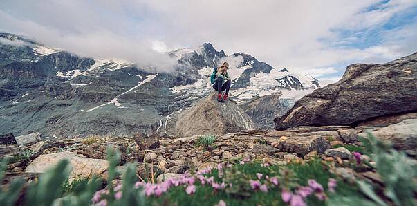 Auf dem Bild ist eine Frau zu sehen, das im Juli an einem Gletschertrekking teilnimmt.