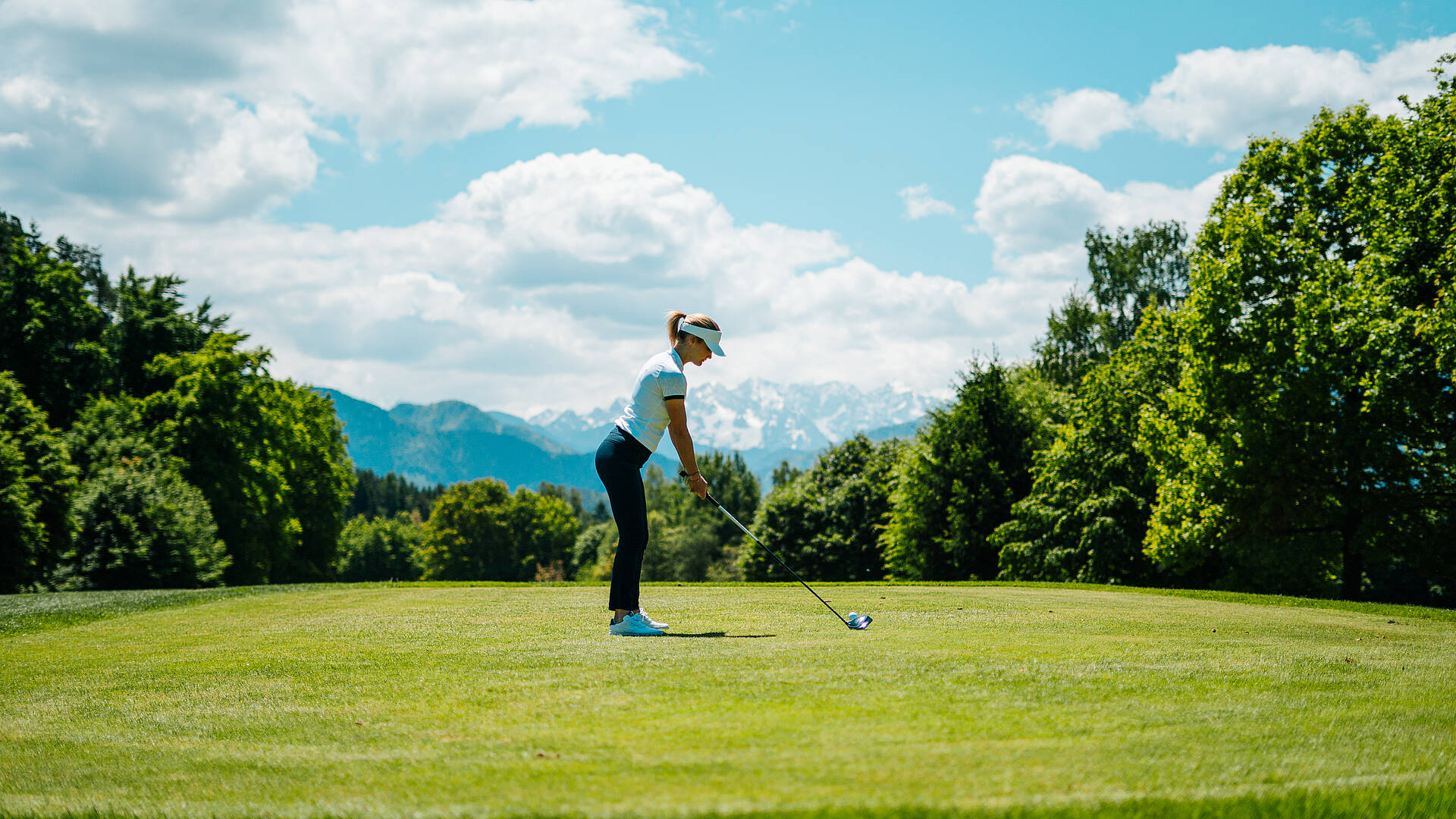 Golfspielerin am Golfpark Klopeiner See Suedkaernten