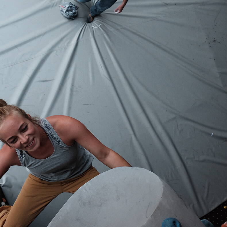 Sabrina beim Bouldern Alpincenter Zell Sele  