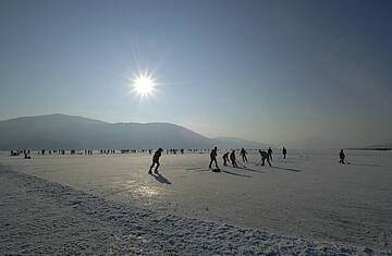 Eislaufen am zugefrorenen Woerthersee