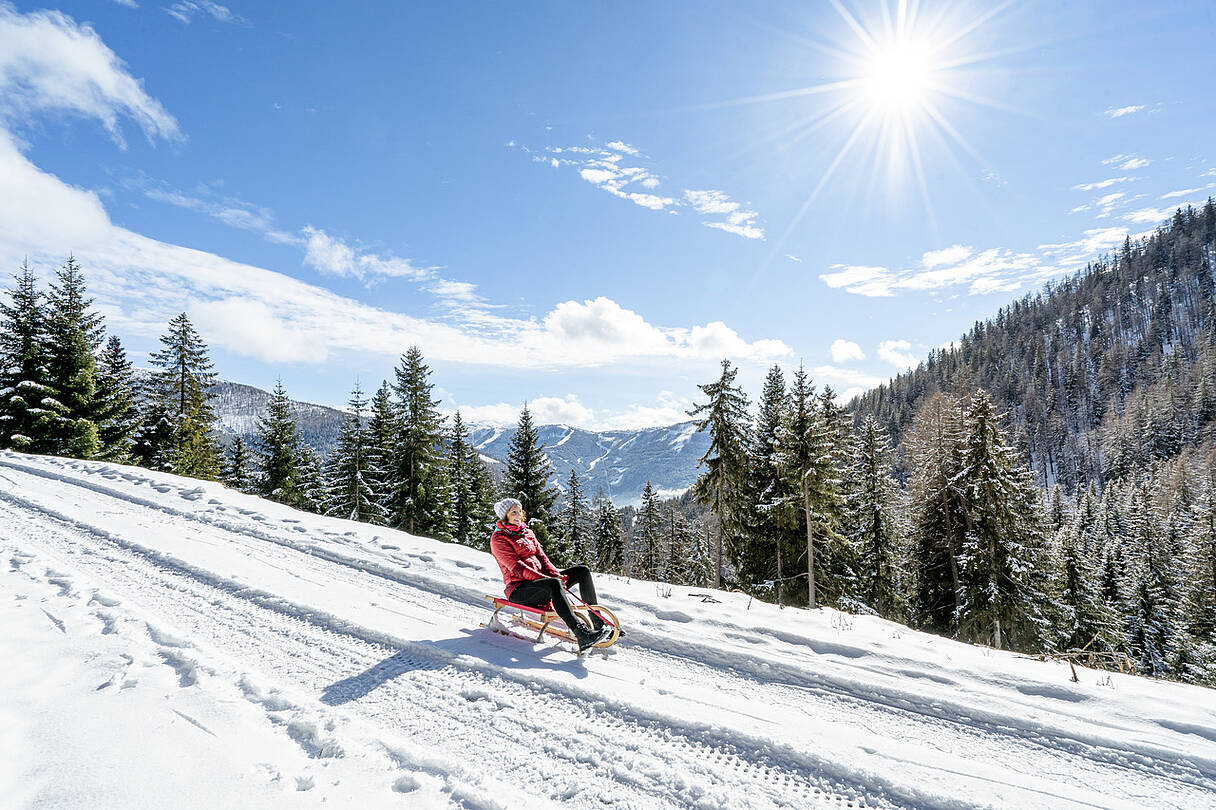 Frau beim Rodeln in Bad Kleinkirchheim