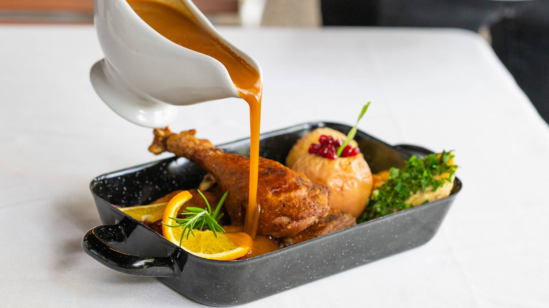 Tschebull am Faaker See mit Gaense Gericht mit Sosse