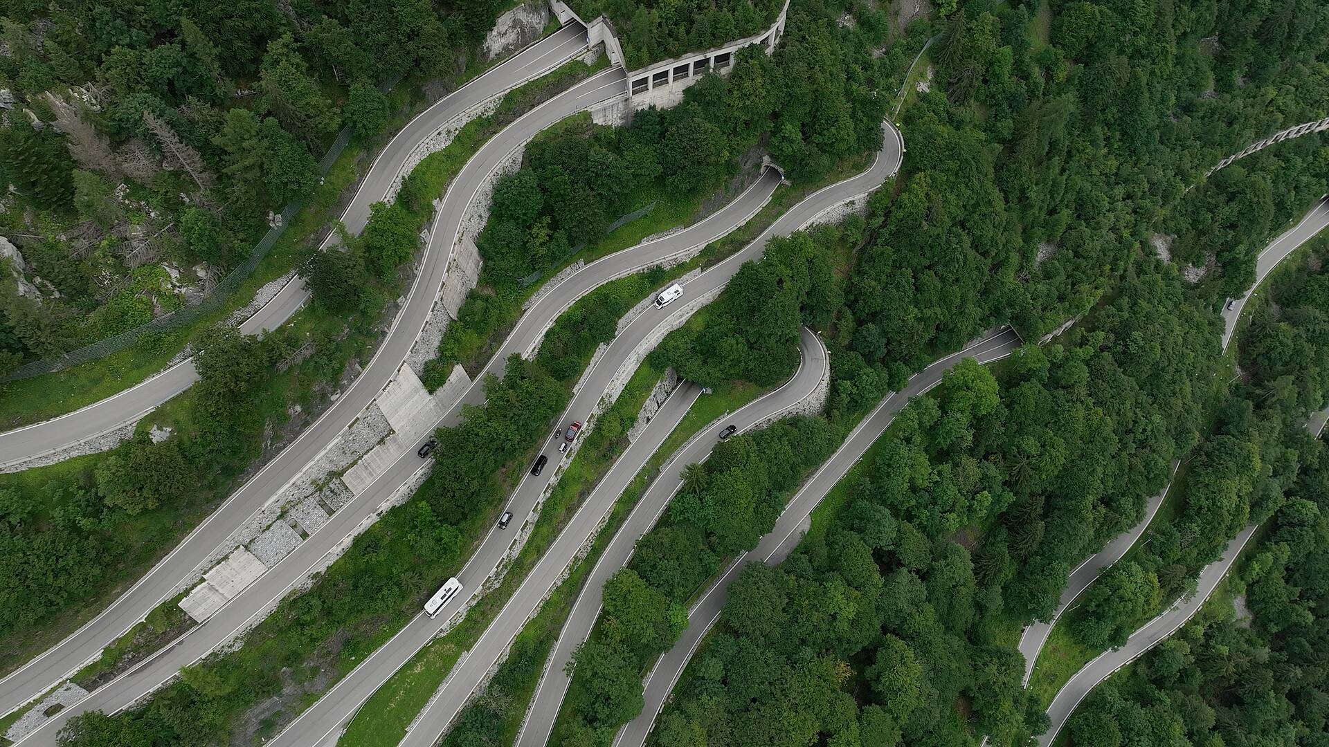 Motorradfahren am Ploeckenpass auf zahlreichen Kehren