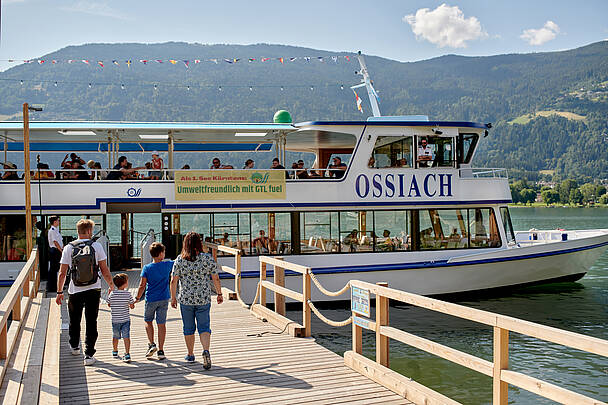 Familie am Weg zum Ossiacher See Schiff
