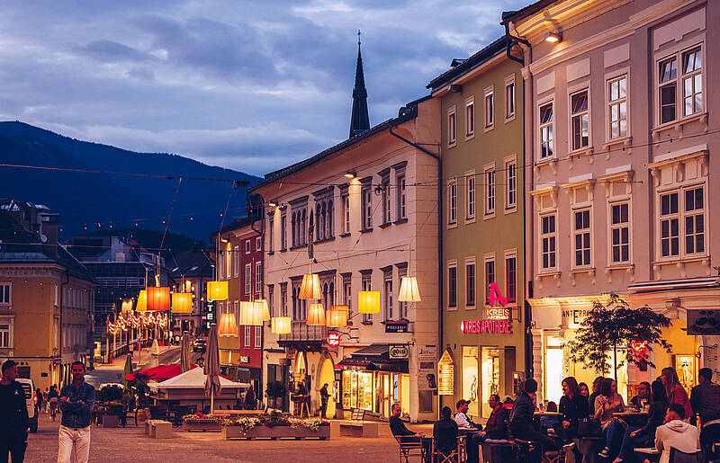 Villach Hauptplatz am Abend mit Lampen