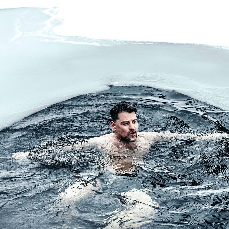 Mann beim Eisbaden im Hotel Hochschober auf der Turracher Hoehe