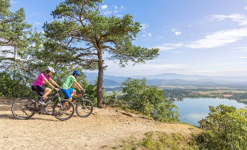 Fahrradfahren mit Blick auf den Klopeiner See