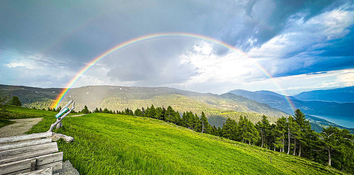 Ein bunter Regenbogen ist über der Alexanderhütte am Millstätter Alpe zu sehen.