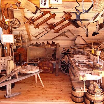 Historische Tischlerwerkstatt mit alten Holzbänken, Werkzeugen und Geräten im Handwerksmuseum Baldramsdorf.