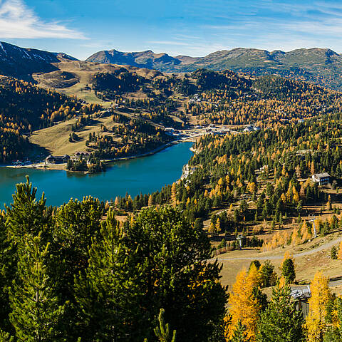 Blick auf den Turrachersee und den Schwarzsee in den Nockbergen im Herbst