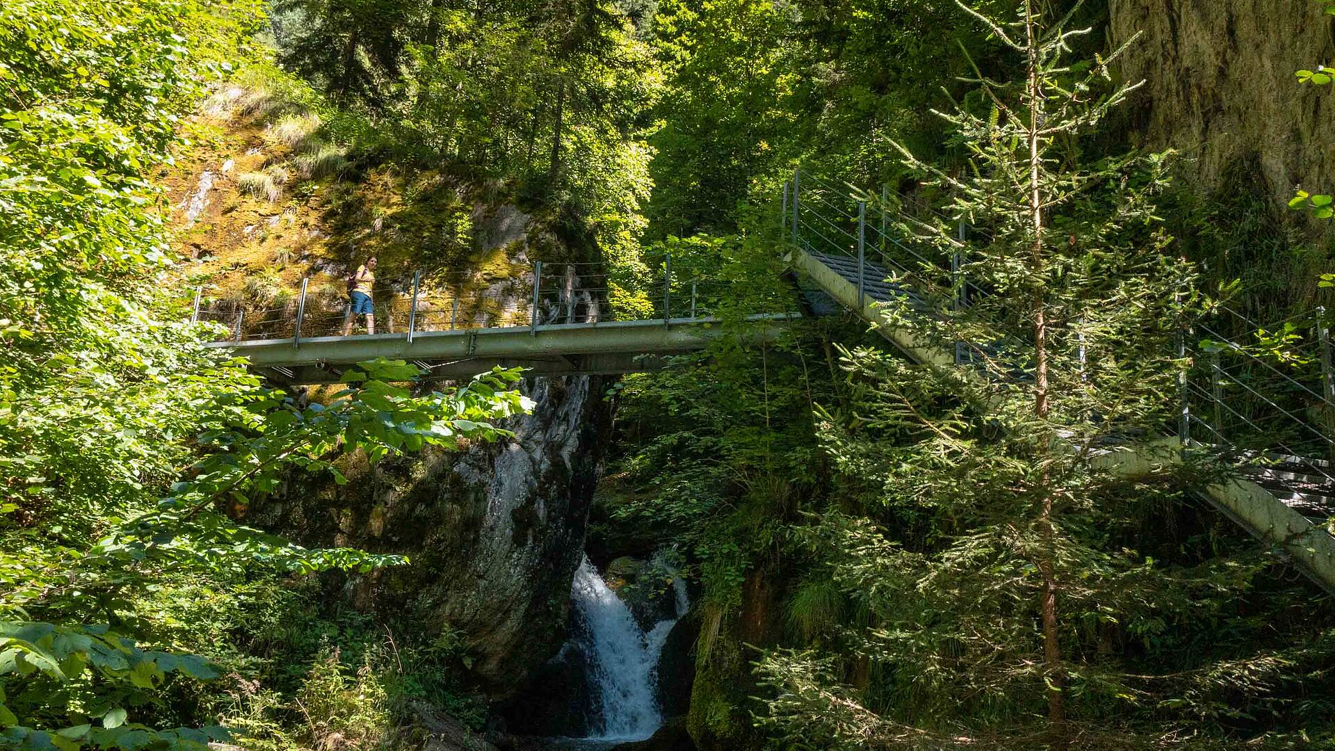 Frau beim Wandern in der Barbarossaschlucht im Nationalpark Hohe Tauern