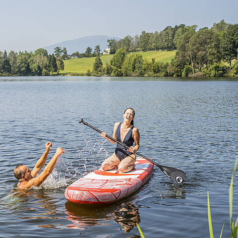 Familie beim Baden und Stand up paddlen im Maltschacher See