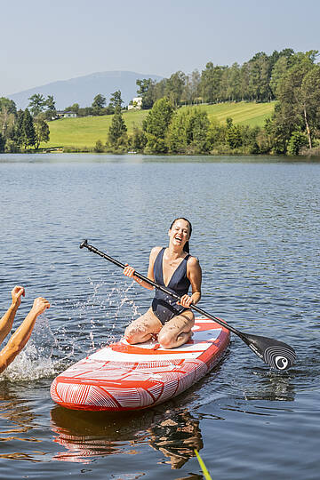 Familie beim Baden und Stand up paddlen im Maltschacher See