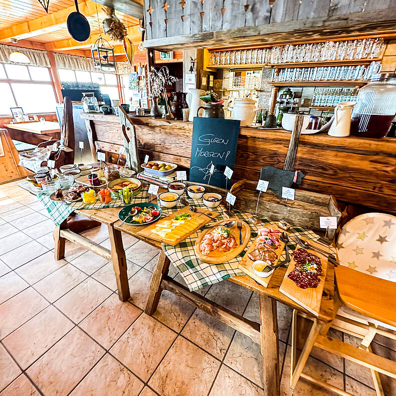 Großes Frühstücksbuffet in der Alexanderhütte auf der Millstätter Alm.