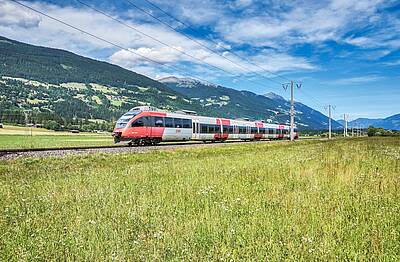 SBahn fährt durch das Obere Drautal