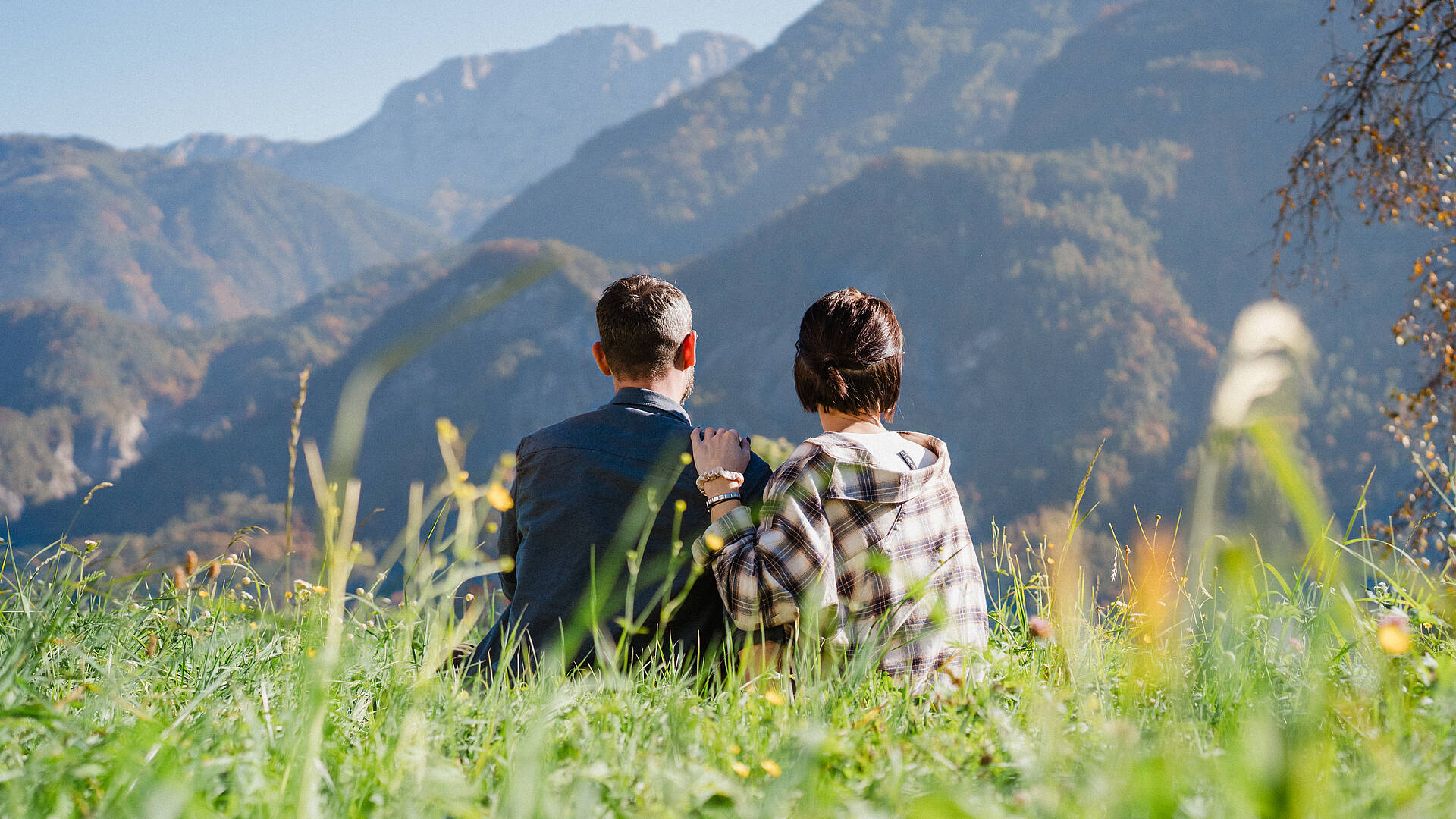 Mann und Frau beim Bahnhofswandern Rast mit Aussicht