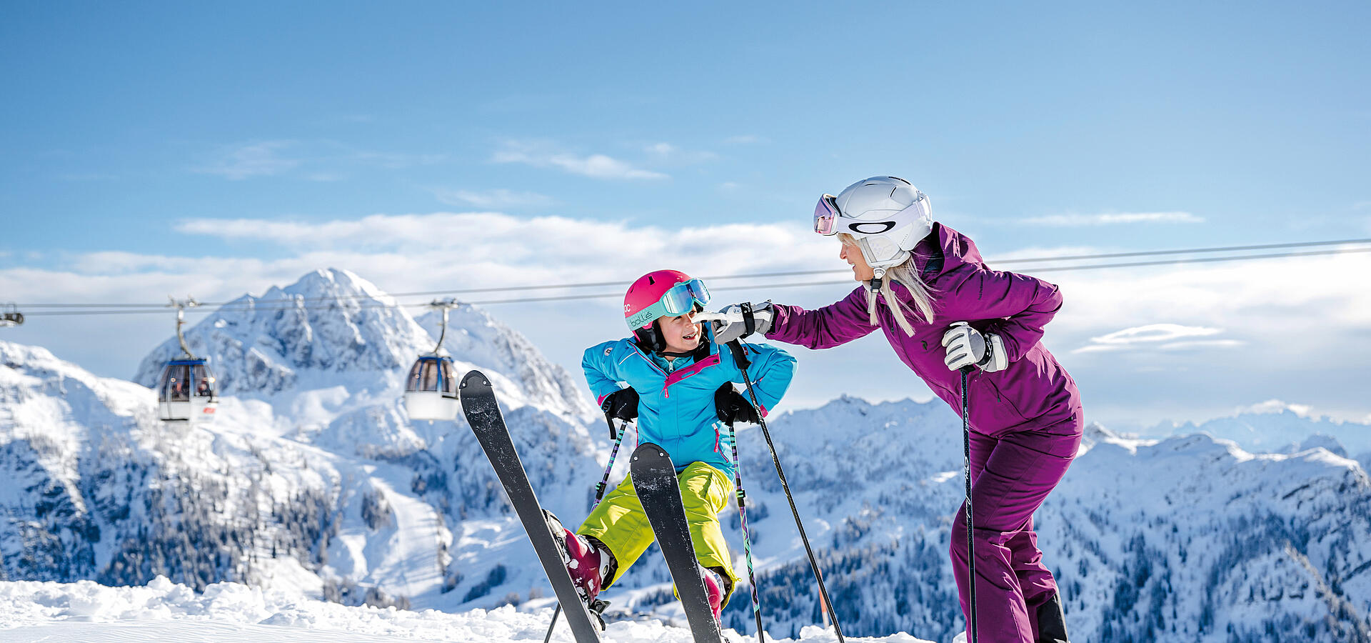 Mama mit Kind beim Skifahren am Nassfeld  