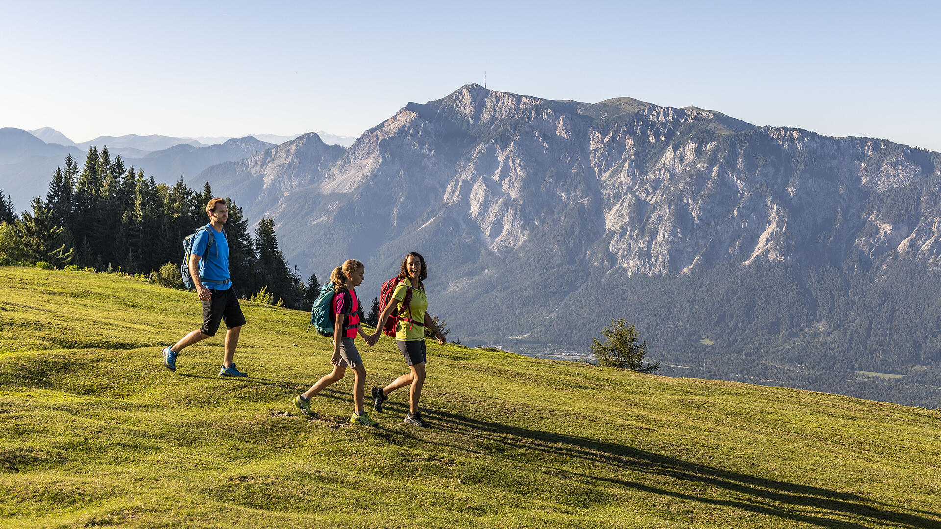 Familie beim Wandern am Dreilaendereck