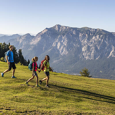 Familie beim Wandern am Dreilaendereck