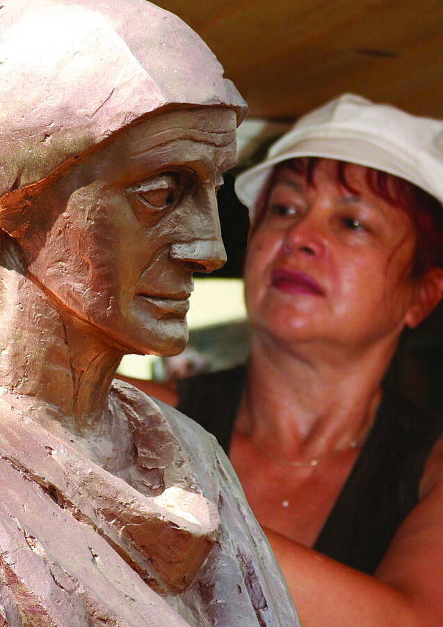 Hortensia bei der Arbeit an der Christine Lavant Skulptur