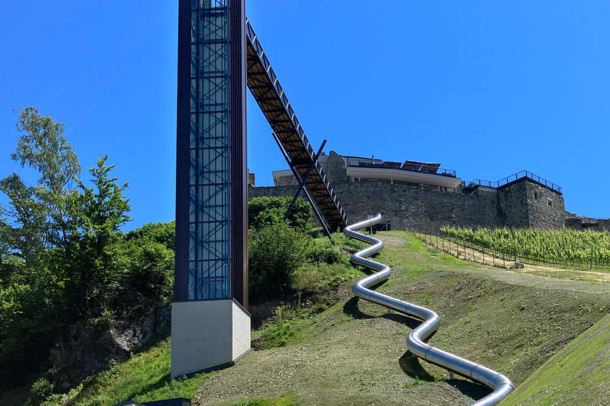Festspielburg Taggenbrunn Lift mit Rutsche