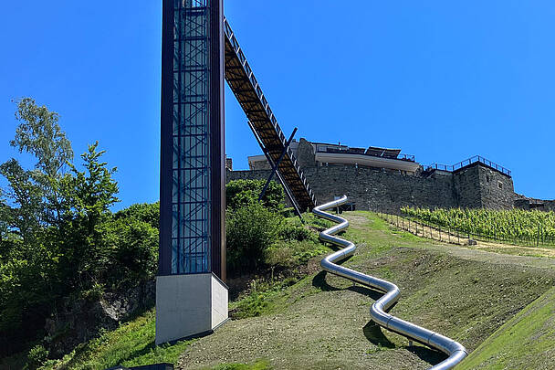 Festspielburg Taggenbrunn Lift mit Rutsche