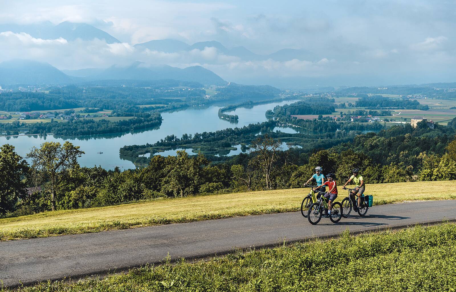 Radfahren an der Drau mit Karawankenblick 