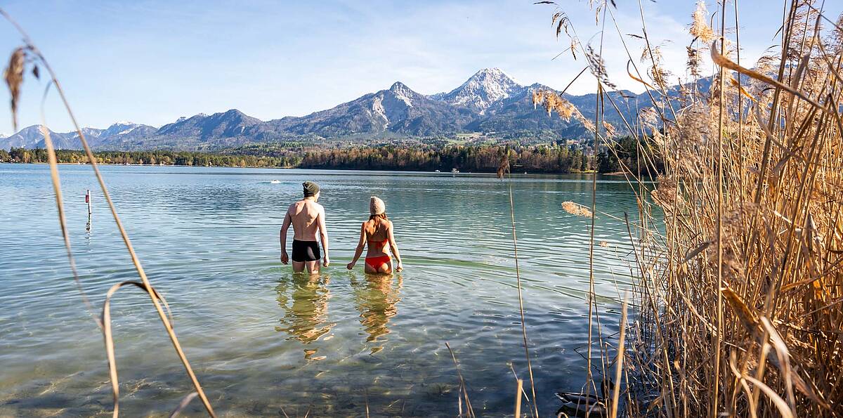Paerchen beim Kaltbaden im Faaker See mit Blick auf den Mittagskogel