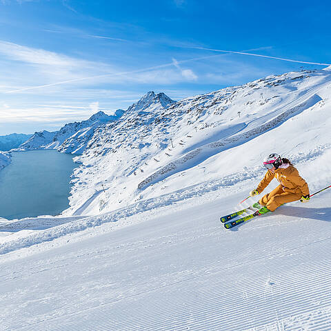 Skifahrer am Moelltaler Gletscher
