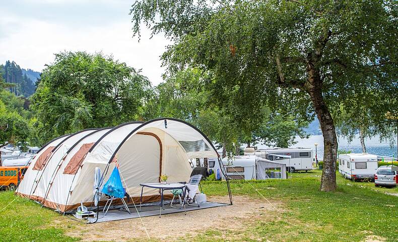 Campingzelt im Grünen direkt am See.