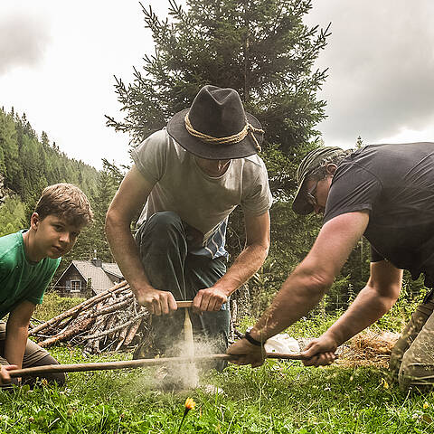 Ein Tag in der Wildnis Feuer machen