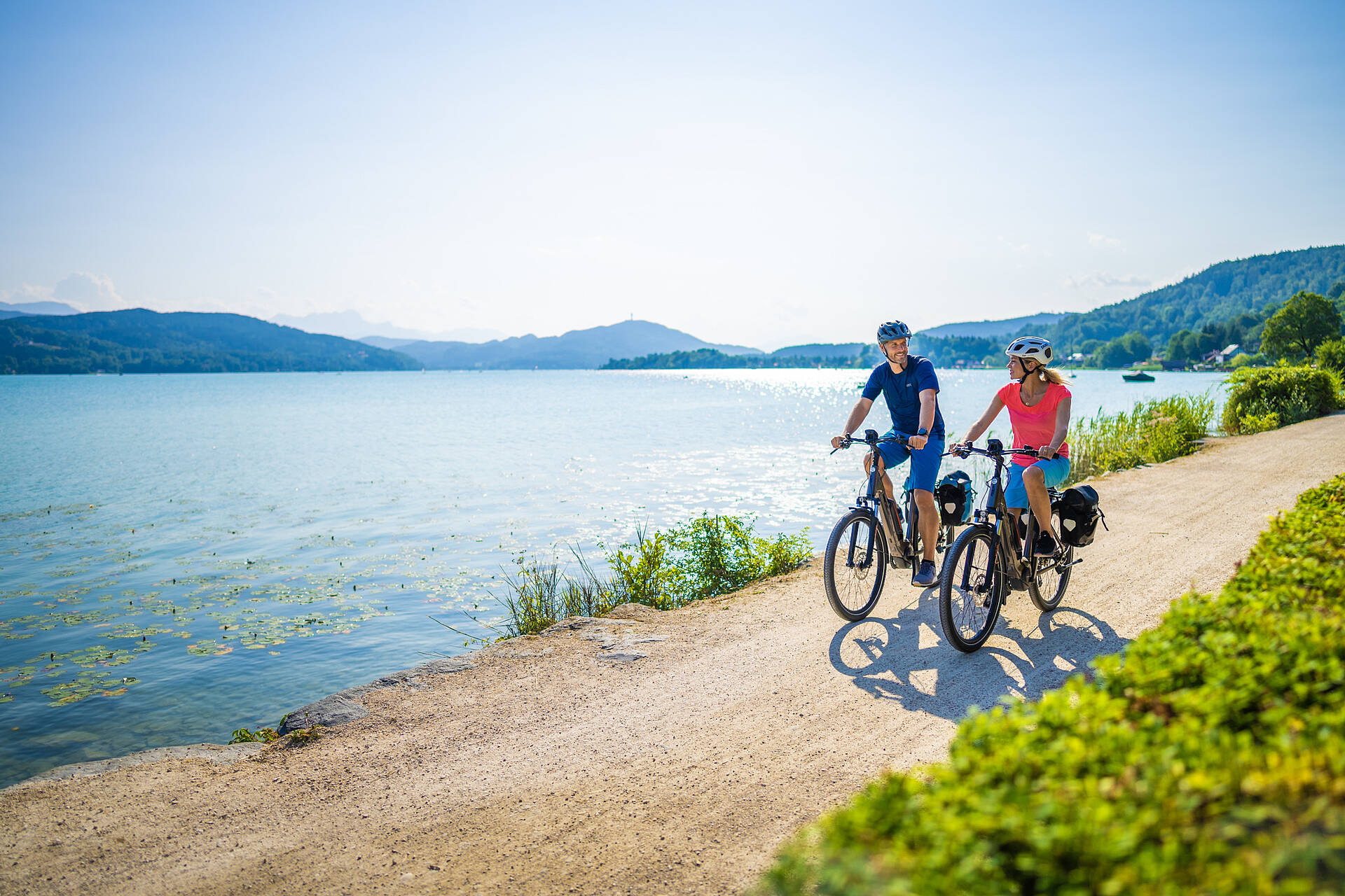Paerchen beim Radfahren am Woerthersee