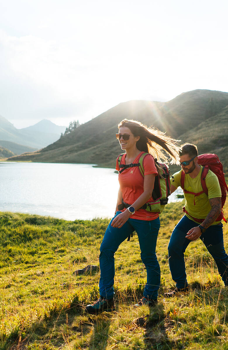 Paerchen beim Wandern am Karnischen Hoehenweg beim Zollnersee