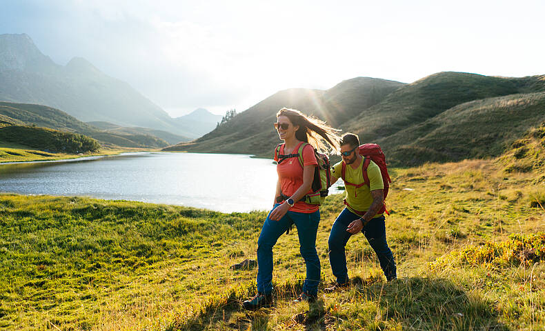 Paerchen beim Wandern am Karnischen Hoehenweg beim Zollnersee