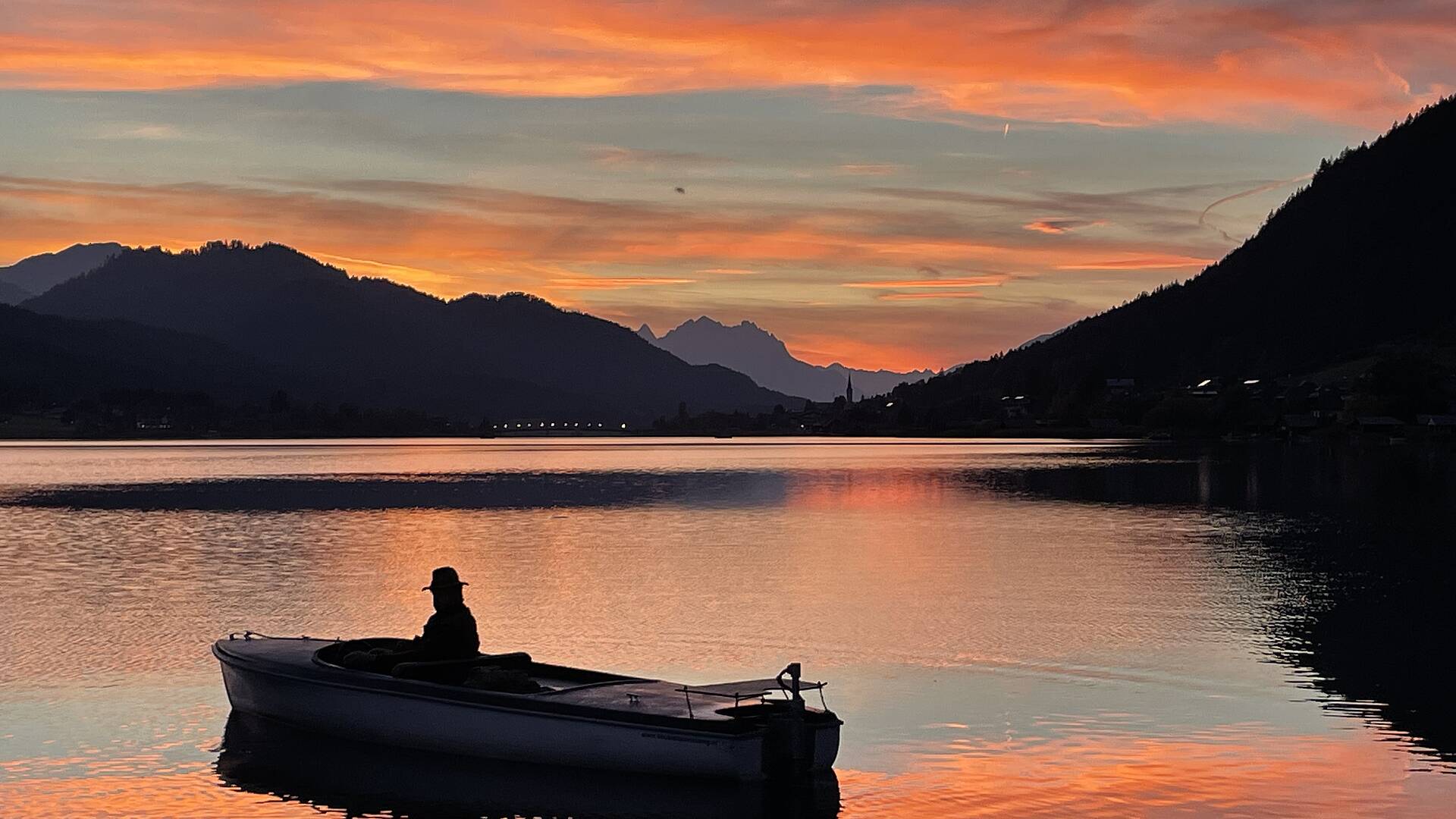 im Boot am Weissensee bei Sonnenuntergang.
