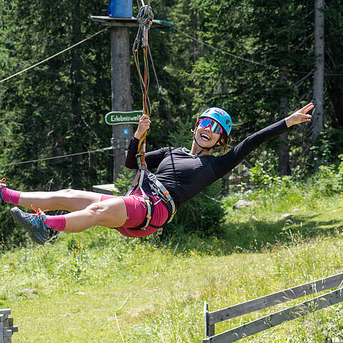 Frau am Flying Fox im Outdoorpark Nassfeld