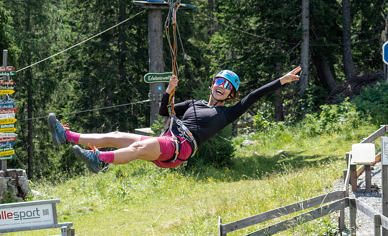 Frau am Flying Fox im Outdoorpark Nassfeld