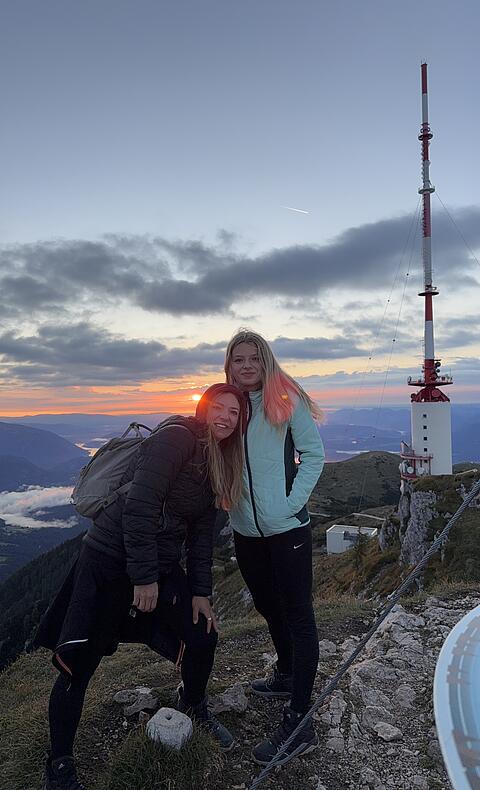 2 Frauen vor dem Sender bei der Sonnenaufgangswanderung am Dobratsch